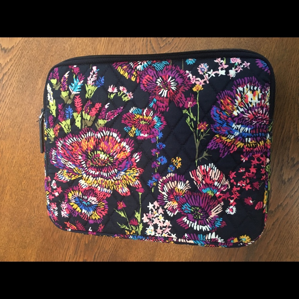 VeraBradley IPad case.Padded, quilted.Lined w/VB logo blue fabric. VB zip pull.